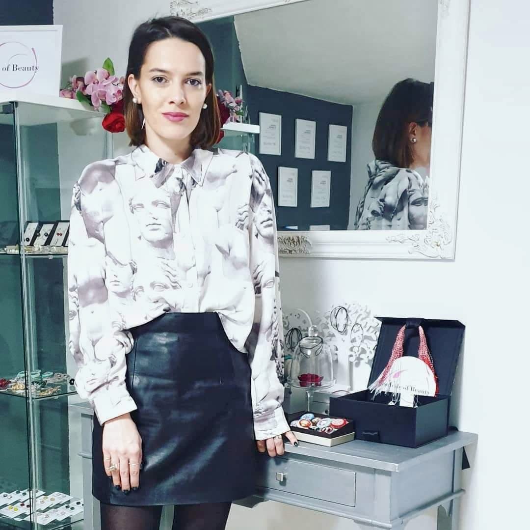 Cu o investiție ce depășește 35.000 de euro Ana Maria Simoiu realizează și vinde bijuterii din metale prețioase atât pe piața locală cât și în țări precum Anglia sau Franța
