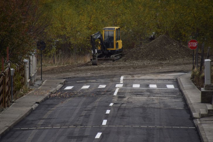Drumul către nicăieri: Stradă asfaltată care se termină într-un câmp, cu o trecere de pietoni