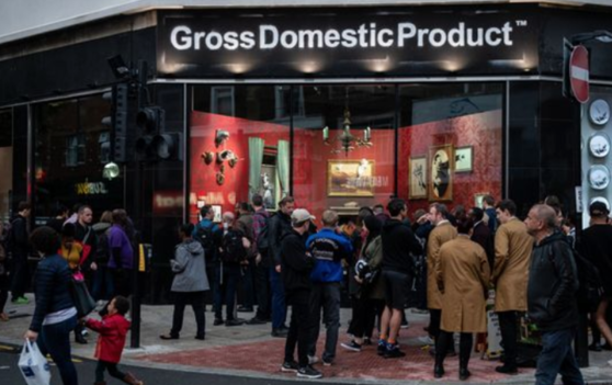 Banksy deschide un magazin în Londra: Obiectele sale de artă pot fi achiziționate pentru sume care încep de la 12 dolari