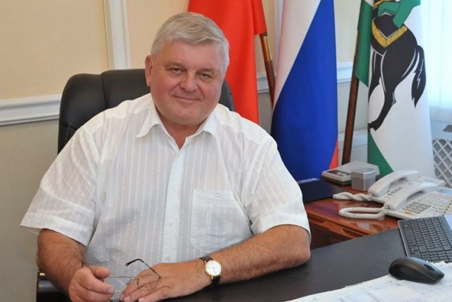 Record de corupție. Un funcționar public a "furat" 1.700 de case și le-a repartizat rudelor