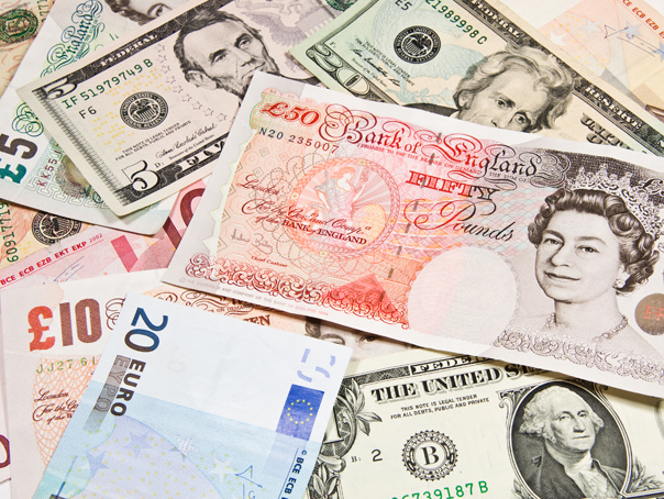 Lira sterlină urcă peste 1,30 dolari, pe fondul negocierilor lui Johnson cu privire la Brexit