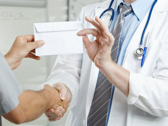 Cum încearcă un spital să blocheze mita. Pacienții, și nu medicii, puși să semneze o declarație la internare