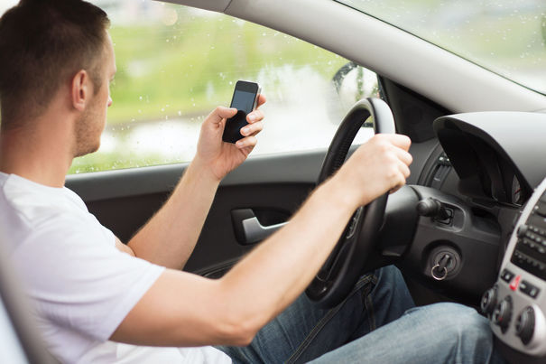 Este oficial: De mâine rămâi fără permis dacă folosești telefonul mobil la volan, sau pe bicicletă iei amendă