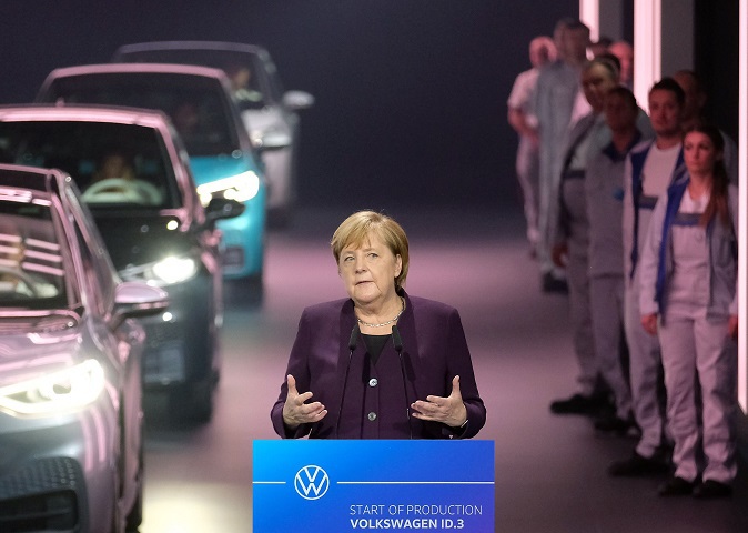 Atotputernica industrie manufacturieră germană sângerează zeci de mii de locuri de muncă și nu sunt semne că boala se stabilizează. Hemoragie are și industria bancară