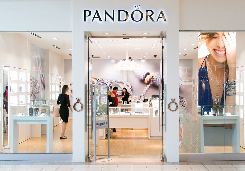 Compania daneză de bijtuerii Pandora se prăbușește pe bursa din Copenhaga