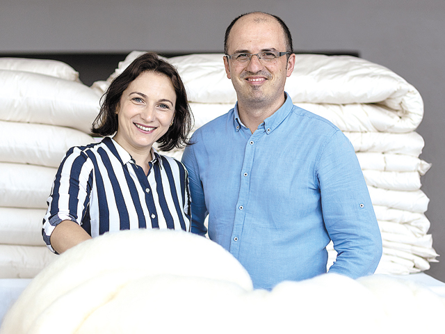 Afaceri de la zero. Oana și Cătălin Tatu au reînviat plapuma tradițională din lână, iar businessul lor, Confort Merino, merge spre venituri de 1,25 mil. lei