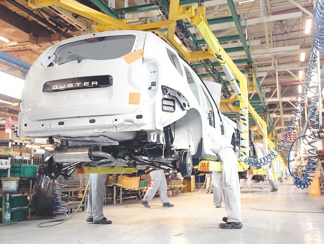 Dacia Duster a urcat pe primul loc în Europa în topul SUV-urilor mici, depășind Renault Captur și VW T-Roc. Prețul mediu al unui Duster este de 18.000 de euro