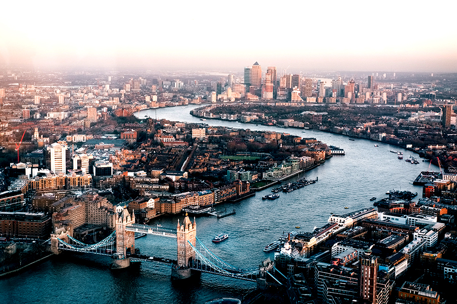 Lovitură pentru românii care locuiesc în Marea Britanie. Toți străinii vor fi taxați suplimentar