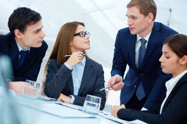 Sondaj BestJobs: Trei din zece angajați români nu ar lucra niciodată pentru politicieni