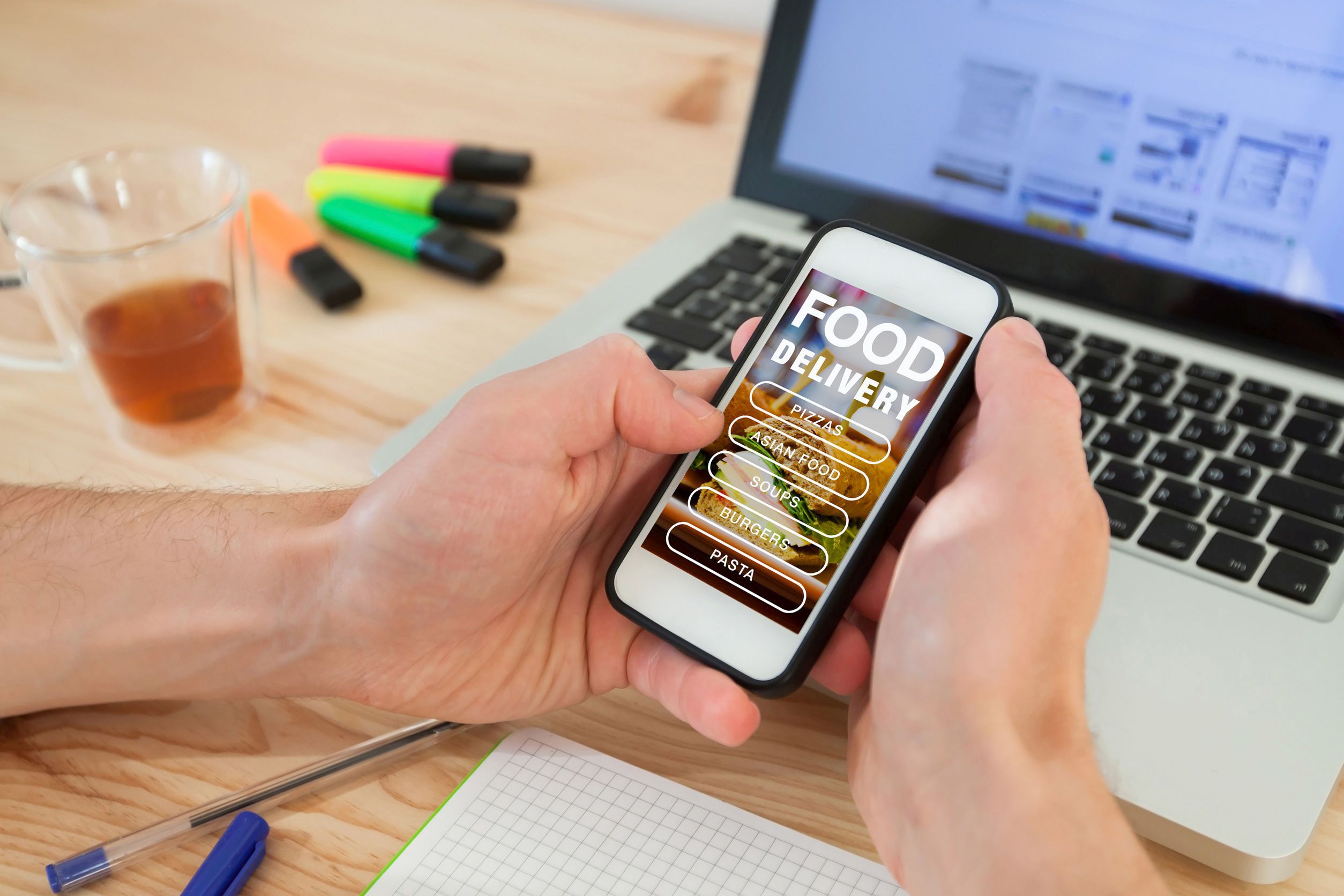 ANPC amendează operatorii economici care gestionează aplicațiile Glovo, Foodpanda și Takeaway.com