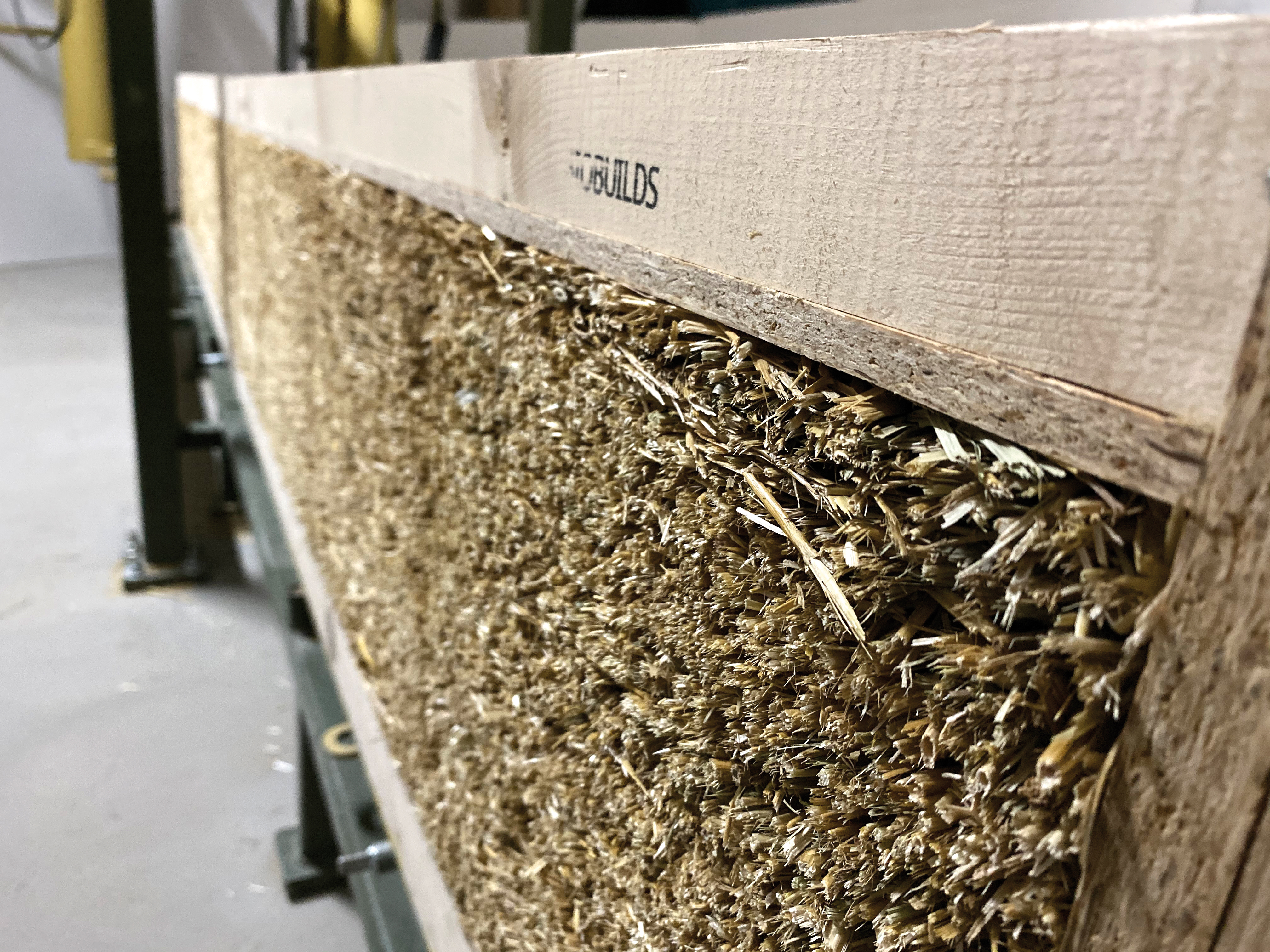 Linie de producție semi-automatizată pentru panouri prefabricate cu structură din cadre de lemn și izolație din paie