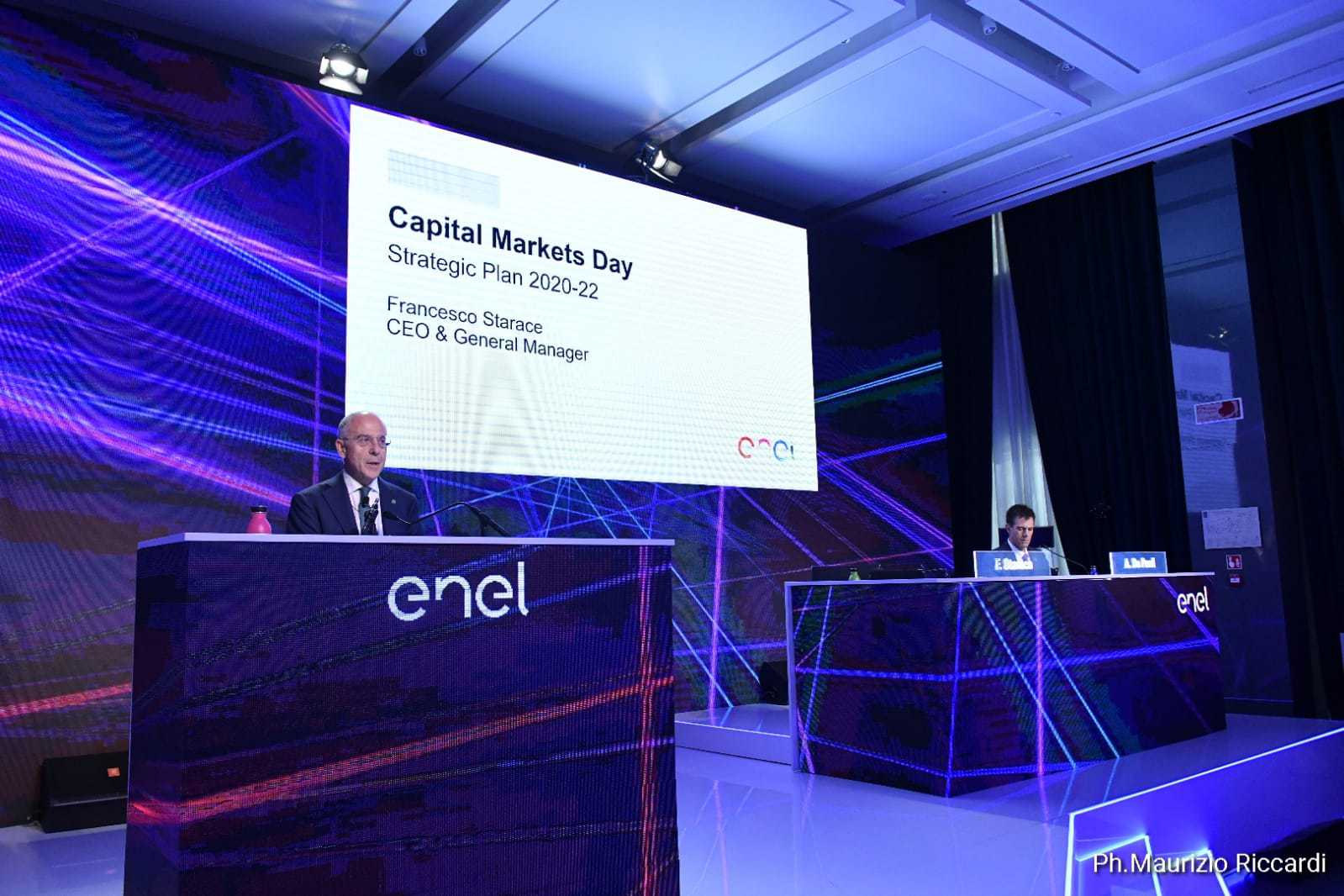 Vânzarea unui pachet de acțiuni din Enel România: un fond de investiții al Deutsche Bank și unul al Macquarie sunt în pole-position