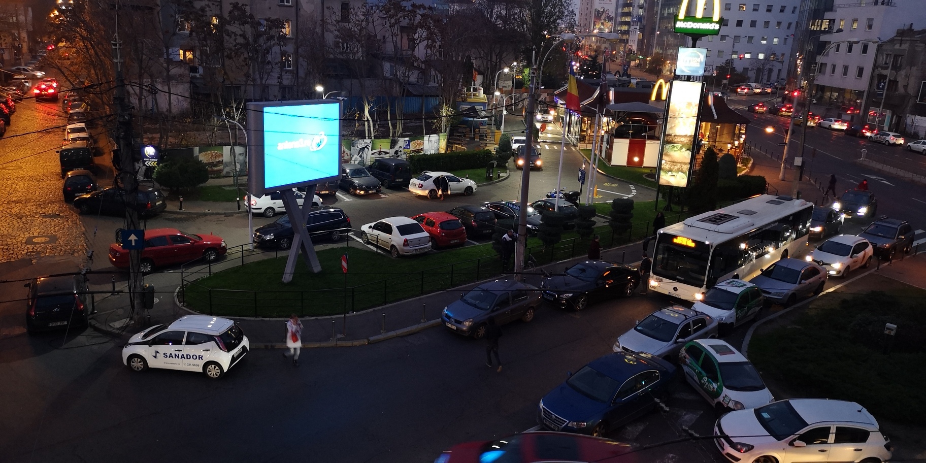 De ce este blocat traficul în București: Fiecare parchează unde și cum vrea