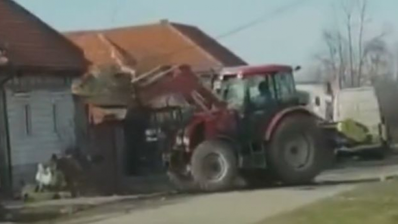 Răzbunarea primarului: Un edil i-a înapoiat MOLOZUL unei localnice, după ce aceasta îl aruncase pe câmp (VIDEO)