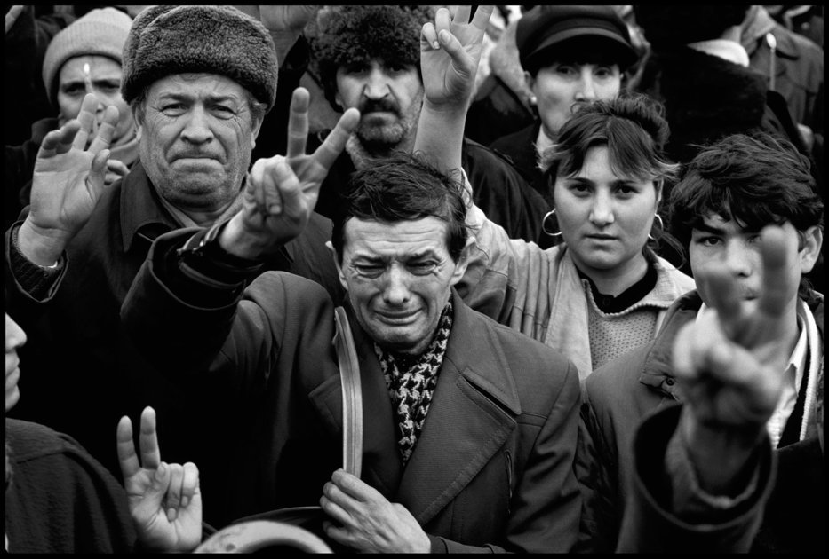 Impresionant! Cea mai emoționantă imagine surprinsă la Revoluție, explicată la 30 de ani distanță de americanul care a făcut-o. Ce i-a spus bărbatul din prim-plan