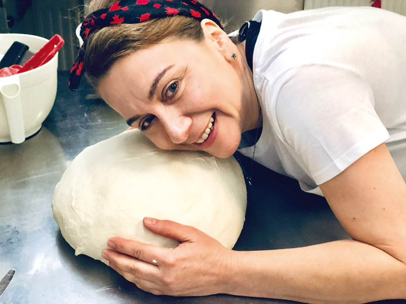 Cum reușește o tânără să câștige zeci de mii de euro din vânzarea produsului care nu lipsește niciodată de pe masa românilor