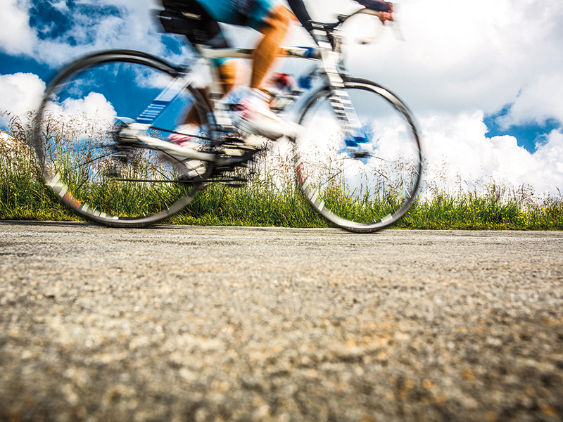 Desenul pentru care doi bicicliști riscă ani grei de închisoare: Au scrijelit inscripții pe un sit UNESCO - FOTO