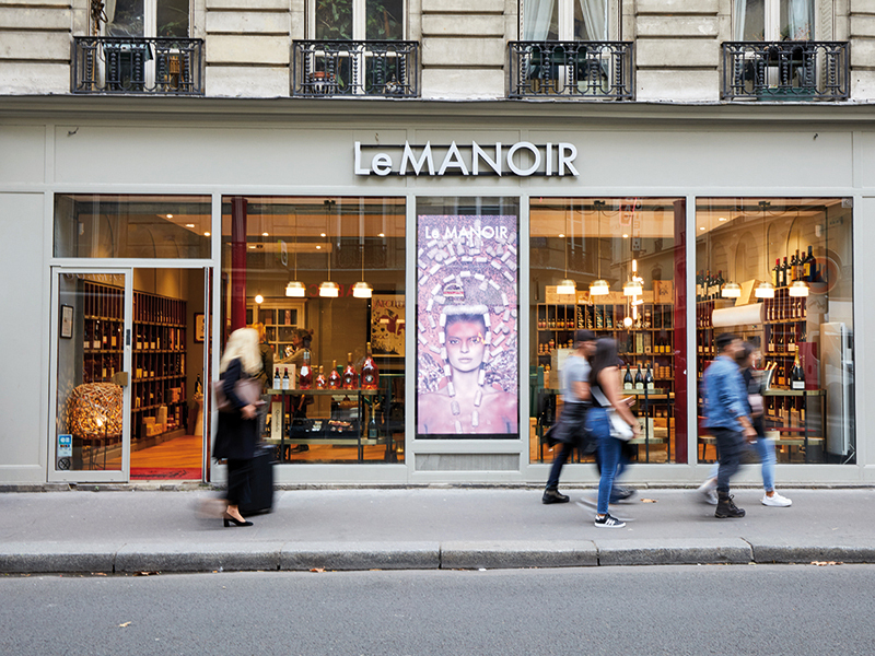 Un antreprenor român, care a făcut mai multe magazine în România, s-a extins și în Paris, deschizând un magazin chiar lângă turnul Eiffel. Le vinde francezilor ce le place cel mai mult