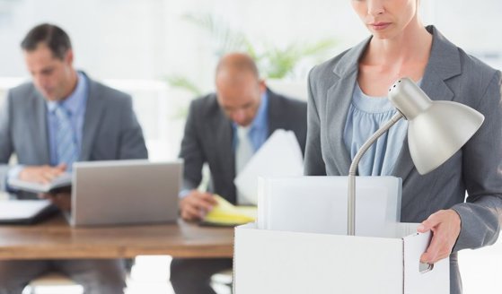 O femeie a fost concediată de o bancă pentru o faptă bună făcută în ajunul Crăciunului. Acum, companiile se bat pentru a o angaja