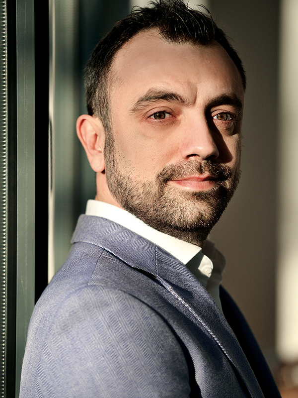 Nu ne vindem ieftin doar pentru că suntem români