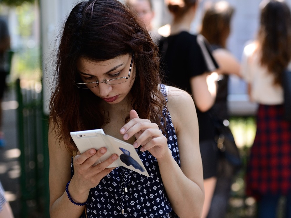 Puteți trăi fără telefon mobil ? O nouă lege ar putea interzice copiilor să folosească un telefon mobil până la varsta de 21 de ani