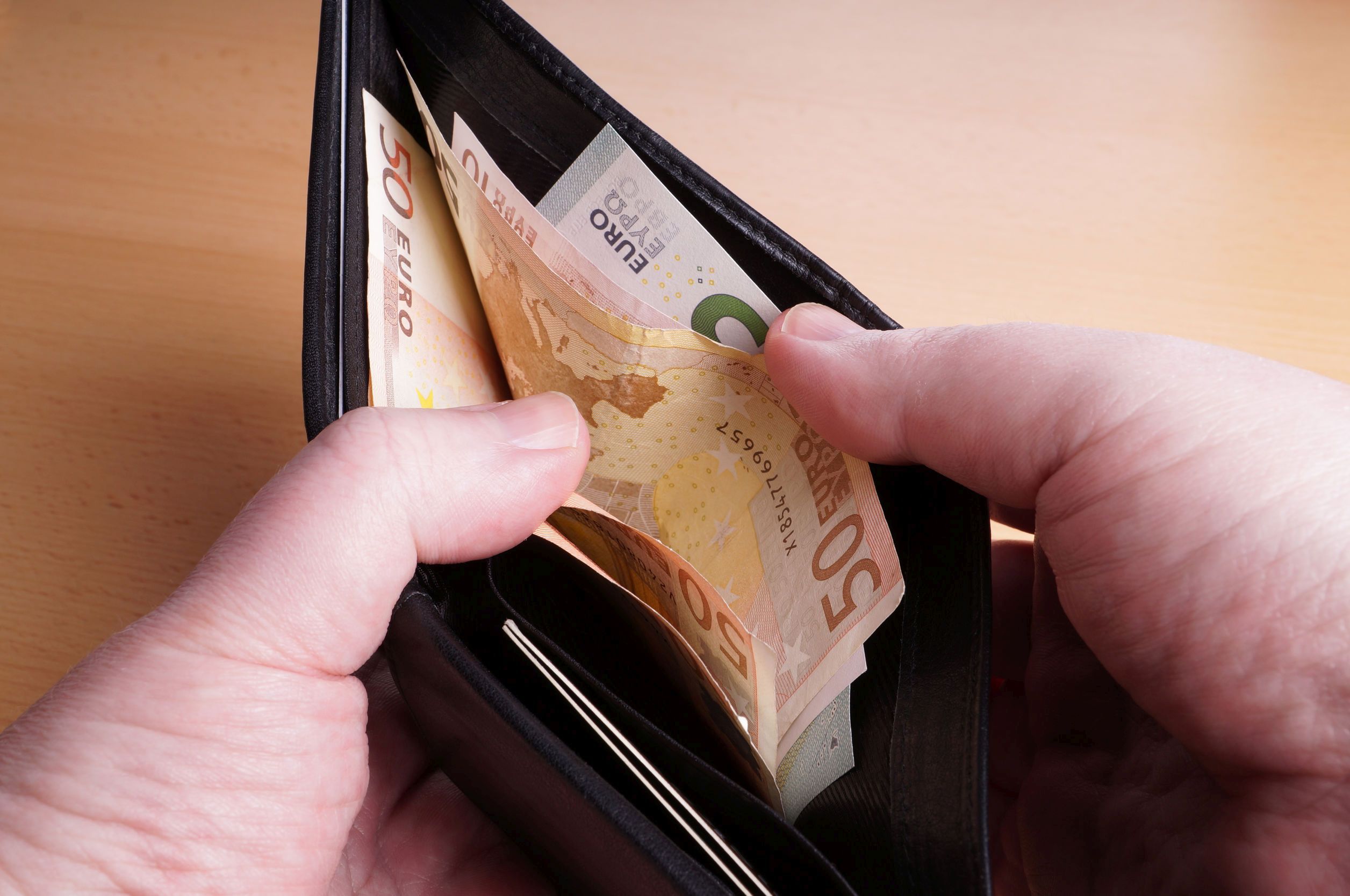 Un bancher european: Lansarea e-euro este doar o chestiune de timp. „Dacă băncile centrale cedează controlul asupra circulației banilor către Facebook sau alt emițător de criptomonede, aceste
