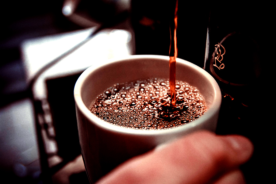 Cât de periculoase sunt de fapt aparatele de cafea. Dacă nu sunt curățate cum trebuie, ajung pline de bacterii și mucegai