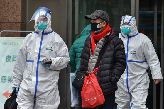 Măsurile extreme pe care localitățile chineze le iau în încercarea disperată de a combate coronavirusul. Se baricadează construind ziduri și deschid puncte de control pentru călători
