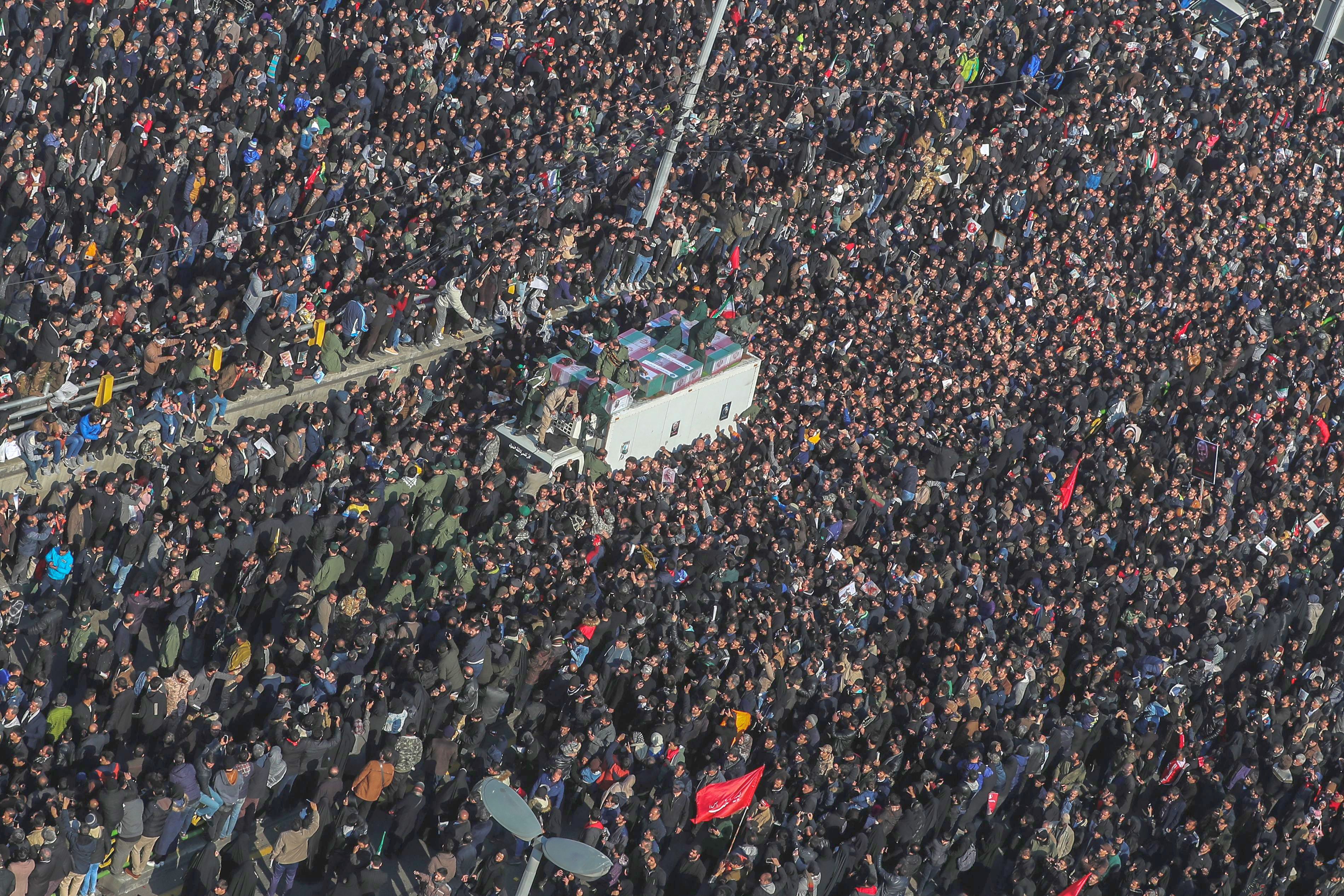 Sute de mii de iranieni participă la înmormântarea generalului Qassem Soleimani la Teheran. Mesajul fiicei lui Soleimani pentru Trump: ”Nebunule, să nu crezi că totul s-a terminat cu martiriul
