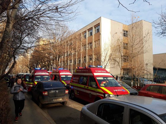Alertă la o școală din Capitală: Elevi evacuați în urma unei igienizări. O fată, transportată la spital / Circulația în zonă este oprită