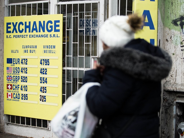 Euro nu are nicio șansă în fața dolarului: Investitorii caută să se protejeze de coronavirus cumpărând moneda americană, în timp ce gripa economiei germane trage în jos moneda unică. Anali