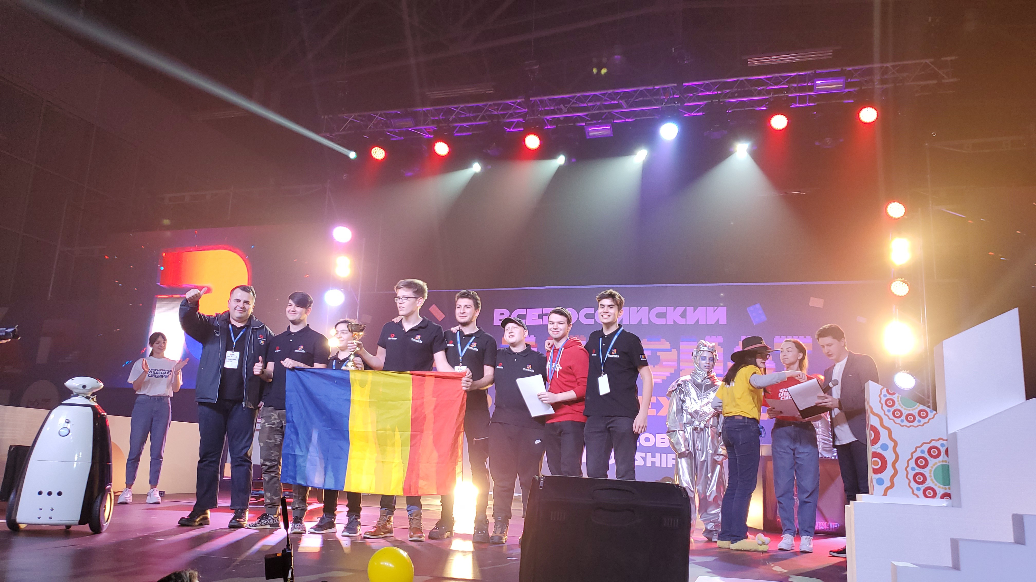O echipă de liceeni din București a câștigat cel mai important campionat de robotică din Rusia