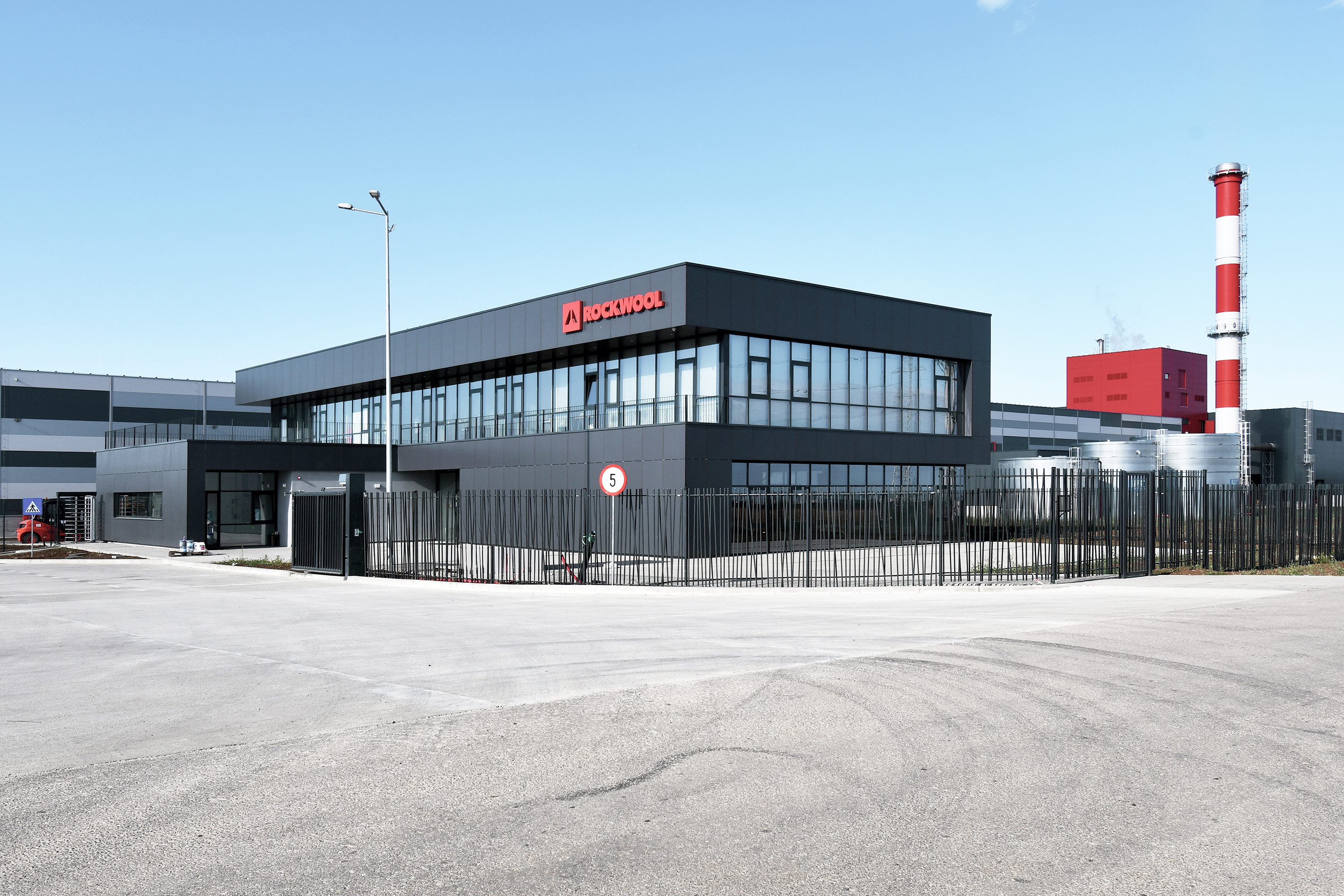O nouă fabrică deschisă în România va crea 450 de locuri de muncă