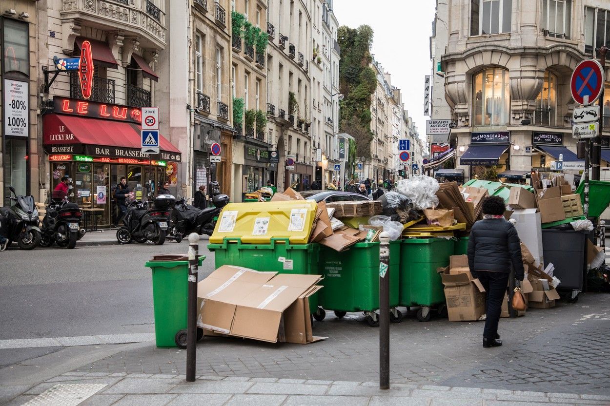 Tone de gunoaie pe străzile Parisului: Muncitorii care incinerau deșeurile au intrat în grevă