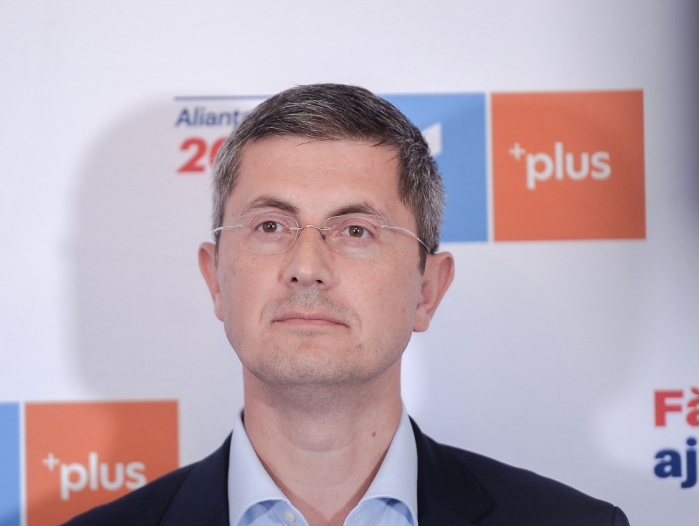 Barna, ironii la adresa lui Kelemen: Cât mai jucați partida virginității interesate? Puneți trandafiri pe sigla UDMR