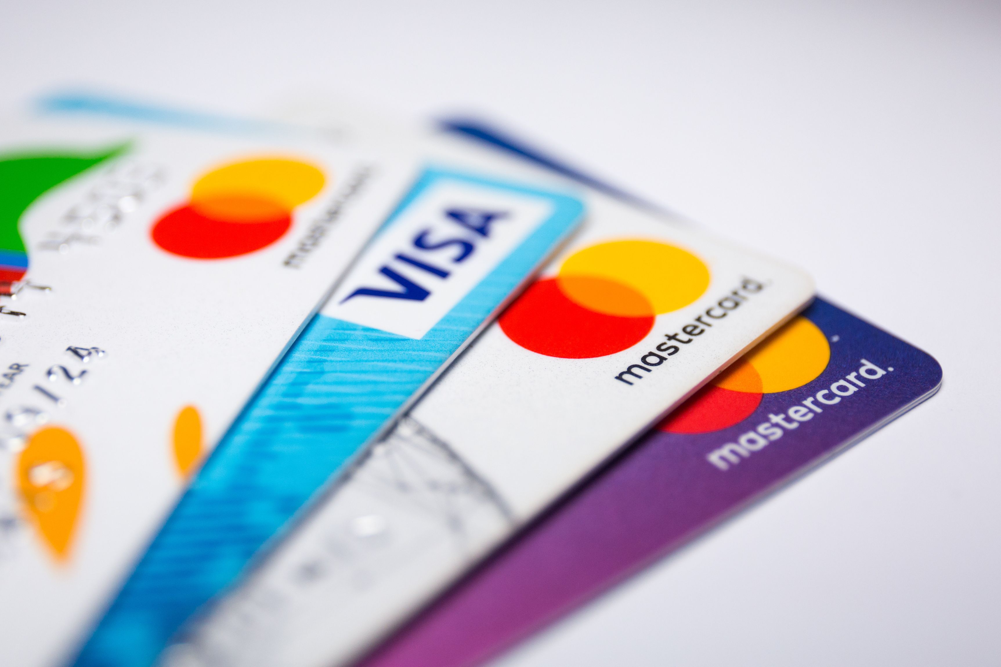 Cash, debit sau credit: Ce ar trebui să folosim pentru cumpărăturile zilnice?