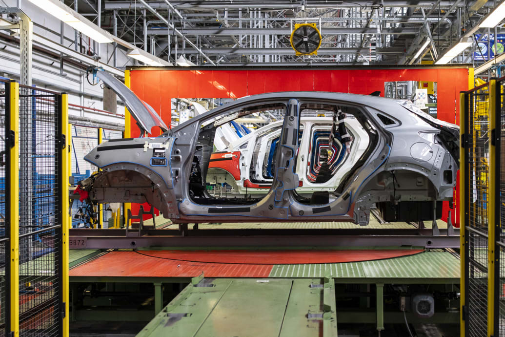 Premieră pe industria auto locală: Uzina Ford s-a apropiat la mai puțin de 3.000 de unități de Dacia în ianuarie