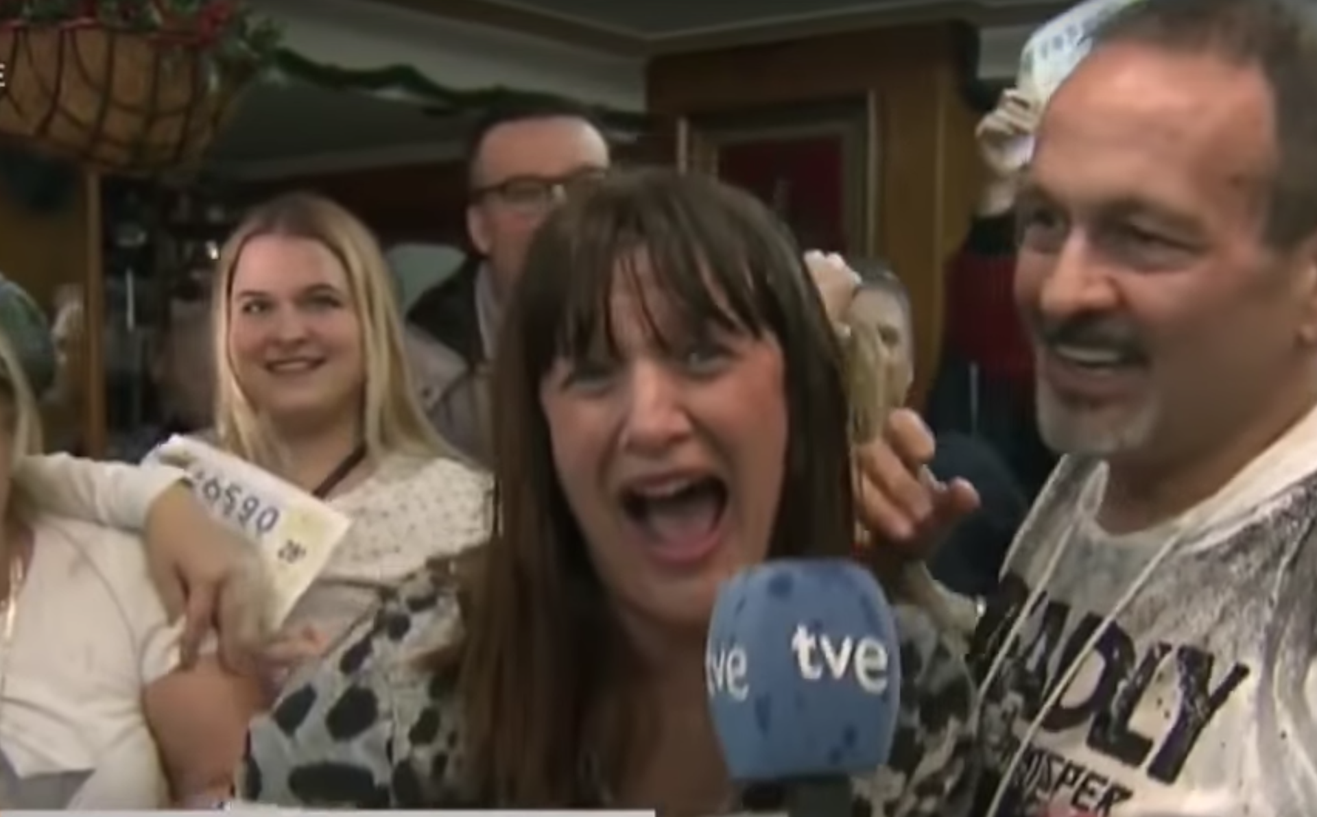 O reporteriță TV și-a dat demisia în direct când a aflat că a câstigat la loto. Ce a pățit a doua zi a făcut-o să își ceară scuze tuturor