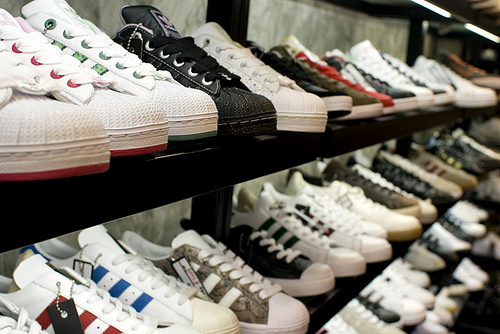 Adidas  și Puma avertizează că epidemia de coronavirus le va afecta afacerile