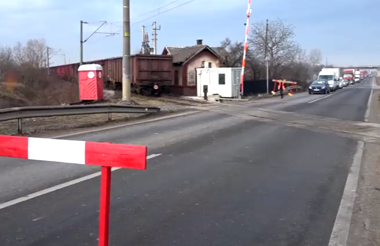 Din minunățiile României. Scene virale la o cale ferată din Hunedoara cu o angajată CFR