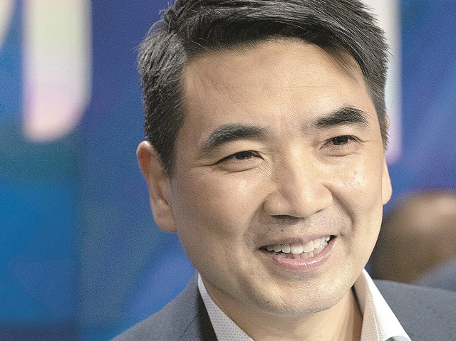 Cine este Eric Yuan, miliardarul care a inventat platforma de comunicare video Zoom, pe care o folosește toată lumea în acest moment