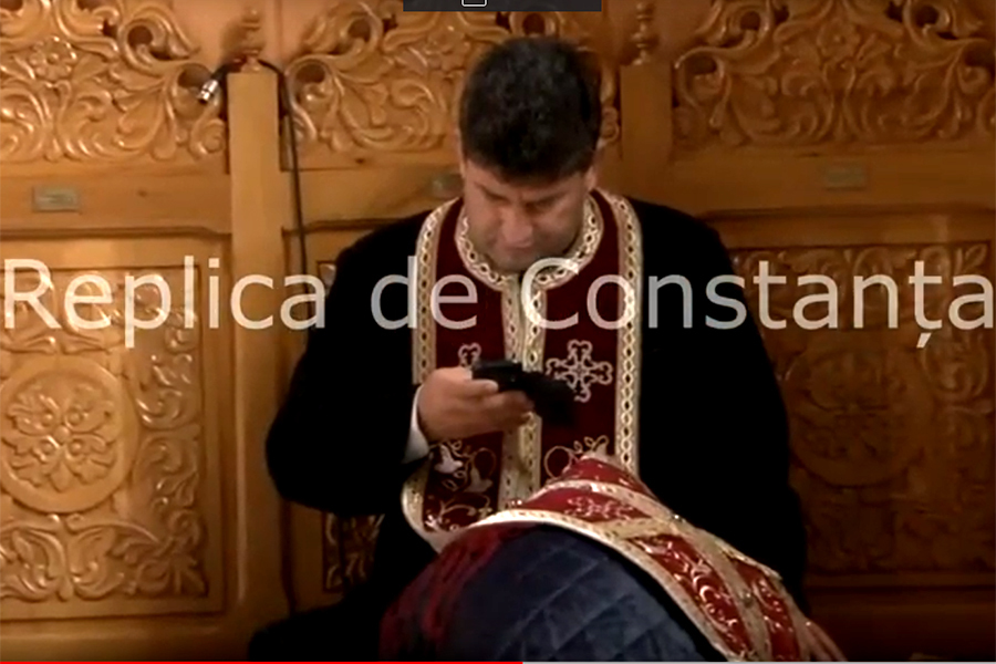Preot din Năvodari, filmat când butona telefonul în timpul SPOVEDANIEI! VIDEO