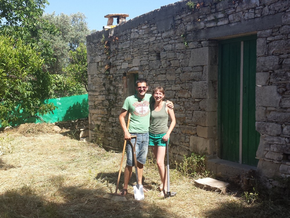 Povestea tinerilor care au renunțat complet la civilizație și au ales să se mute pe o insulă pustie de unde să o ia de la zero