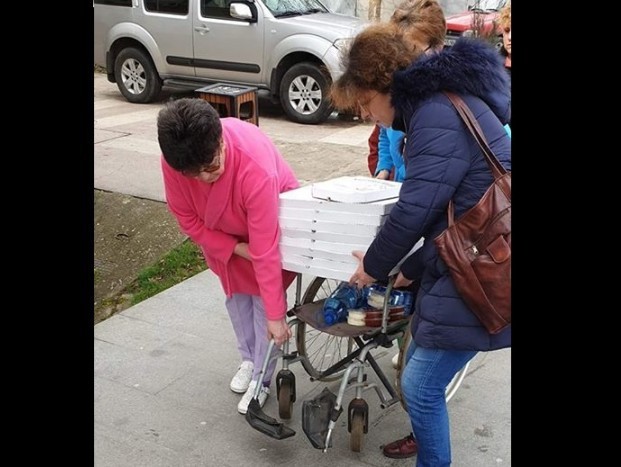 La un spital unde a fost declarată CARANTINĂ si niciun aparținător nu are voie să intre la rudele lui bolnave, personalul transportă cu un cărucior rulant pizza pentru o petrecere dedicată unu