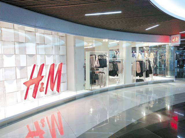 Retailerul de haine H&M susține că este nevoit să concedieze temporar „zeci de mii de oameni”