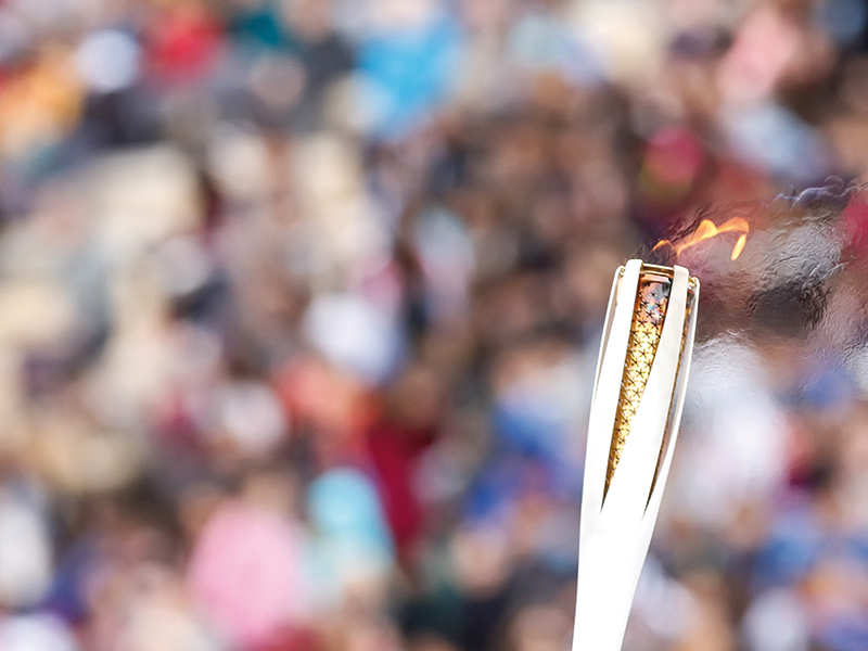 Flacăra olimpică, aprinsă fără aplauze