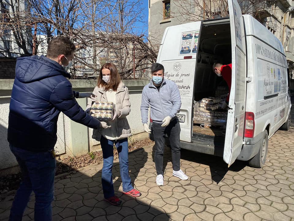 Producătorul mărcii românești Topoloveni și Topoloveana a donat dulceață unor centre de carantină