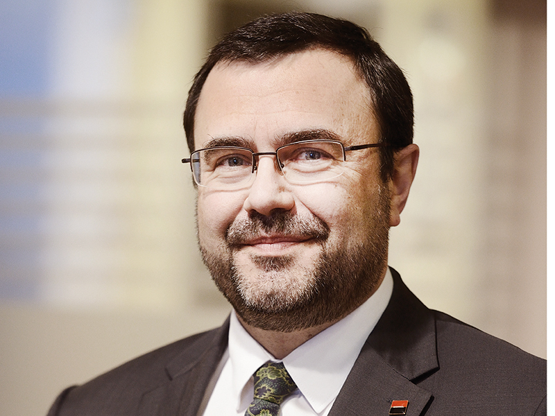 Ce face o bancă din România ca să își păstreze clienții în lupta cu giganți precum Google și Facebook