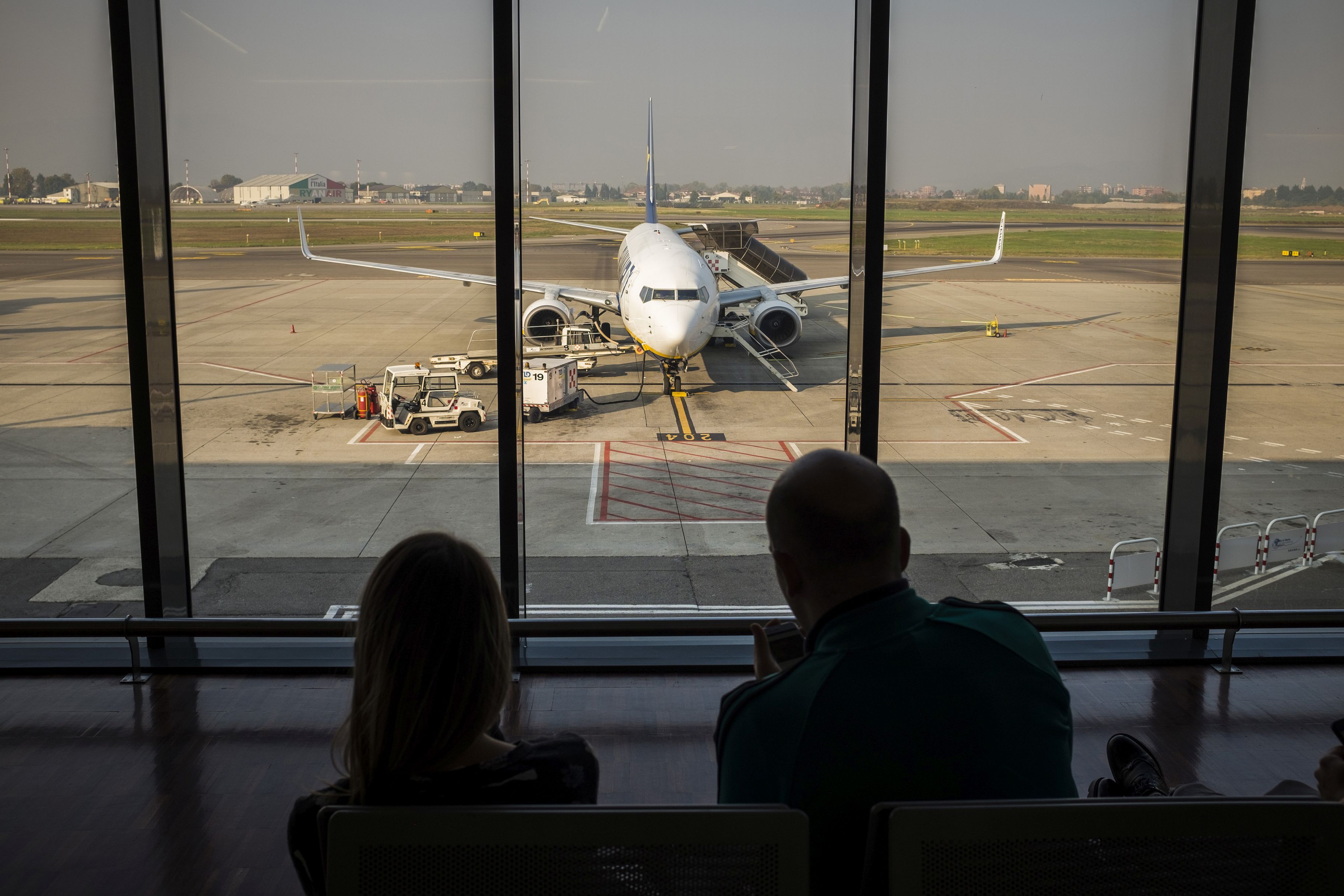Autoritățile române iau în calcul limitarea curselor aeriene din cauza răspândirii COVID-19