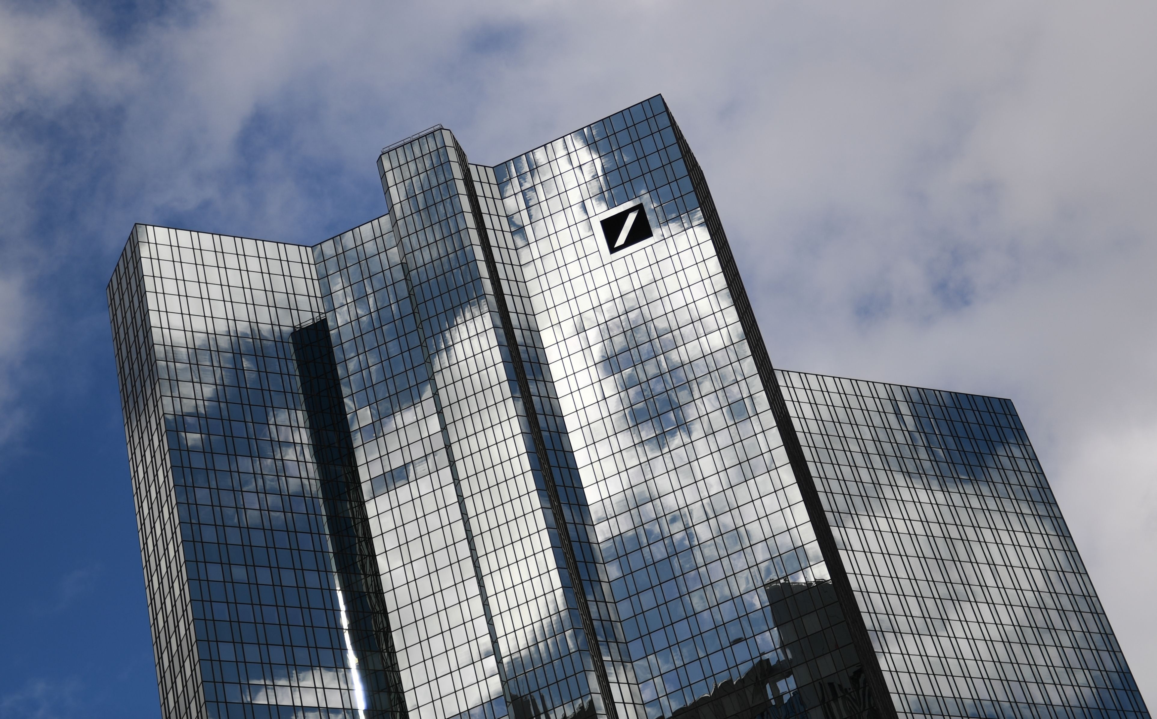 Gigantul german Deutsche Bank își închide jumătate din sucursale în fața COVID-19